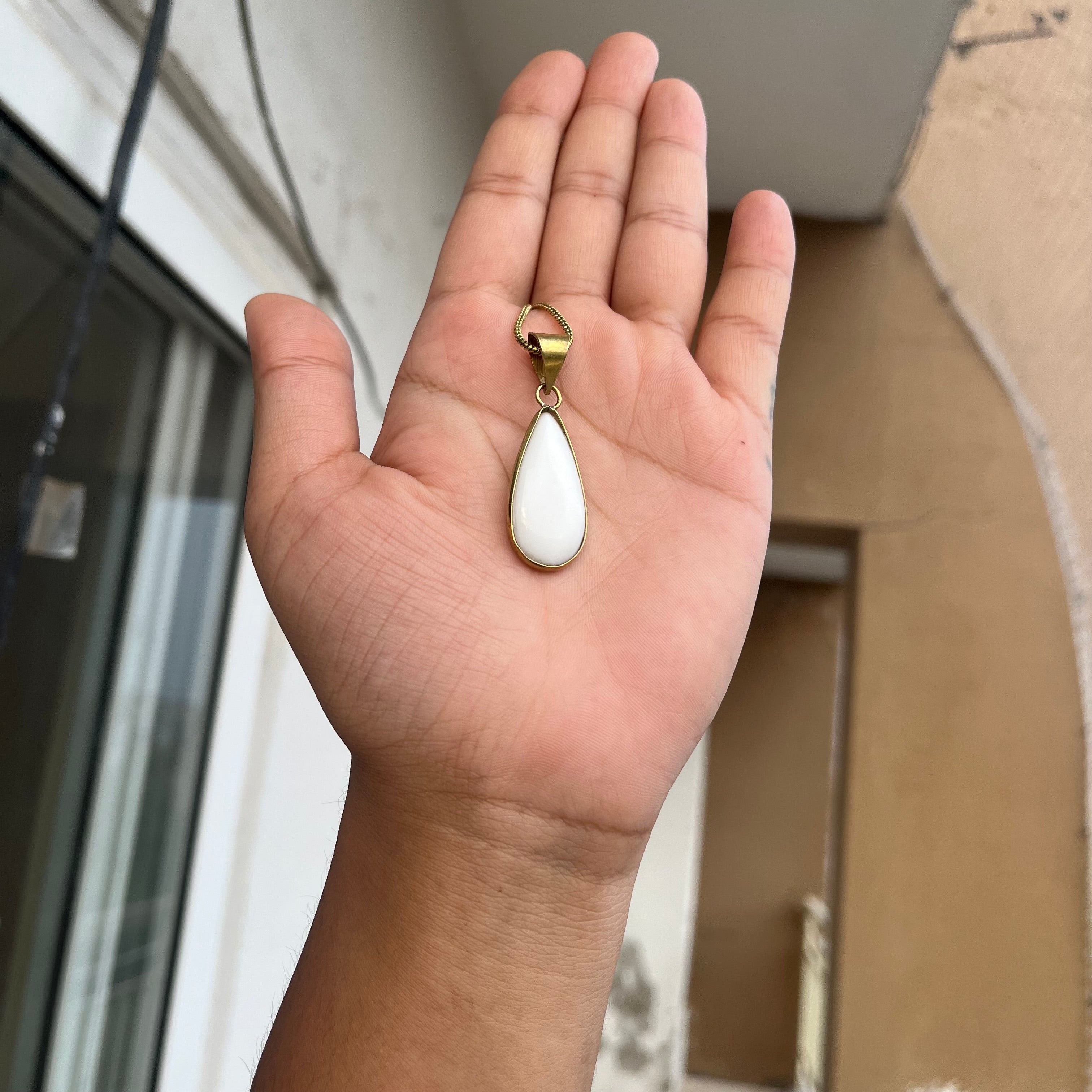 Drop White Pendant & Chain