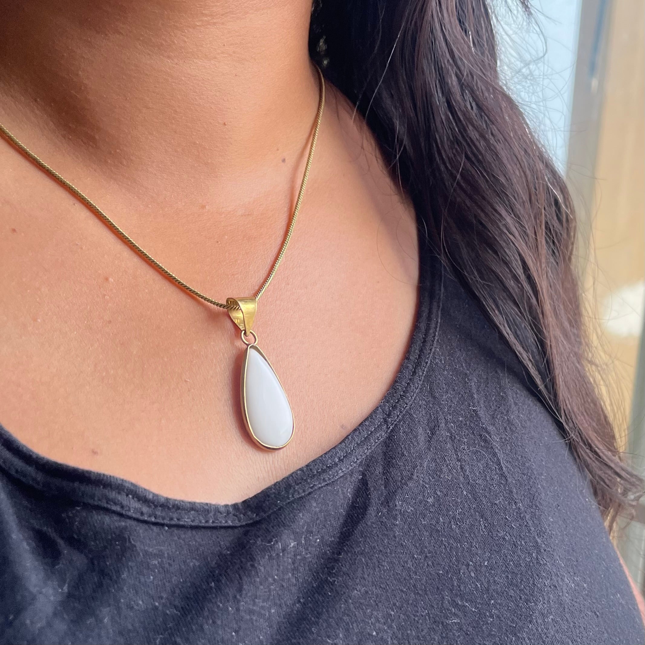 Drop White Pendant & Chain