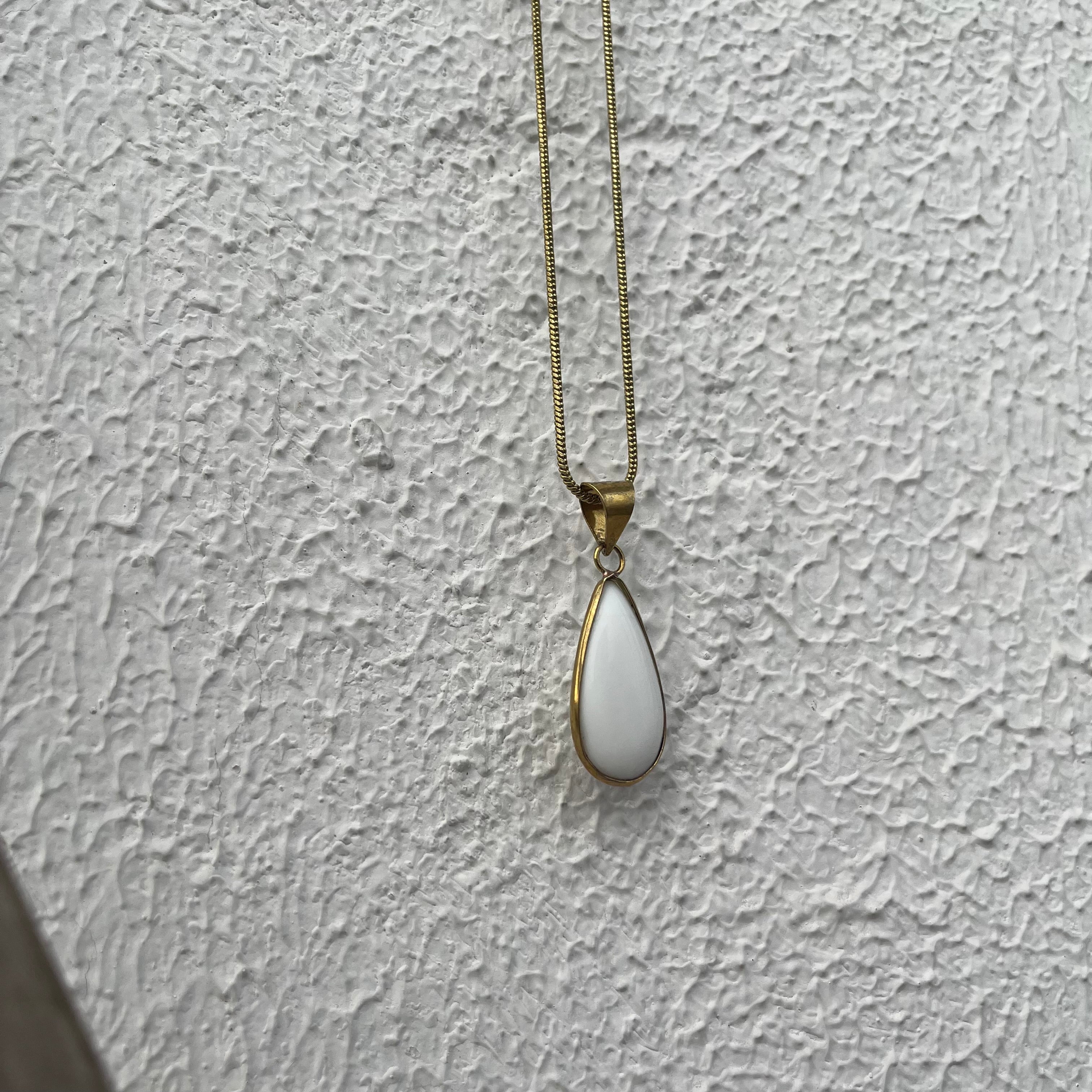 Drop White Pendant & Chain