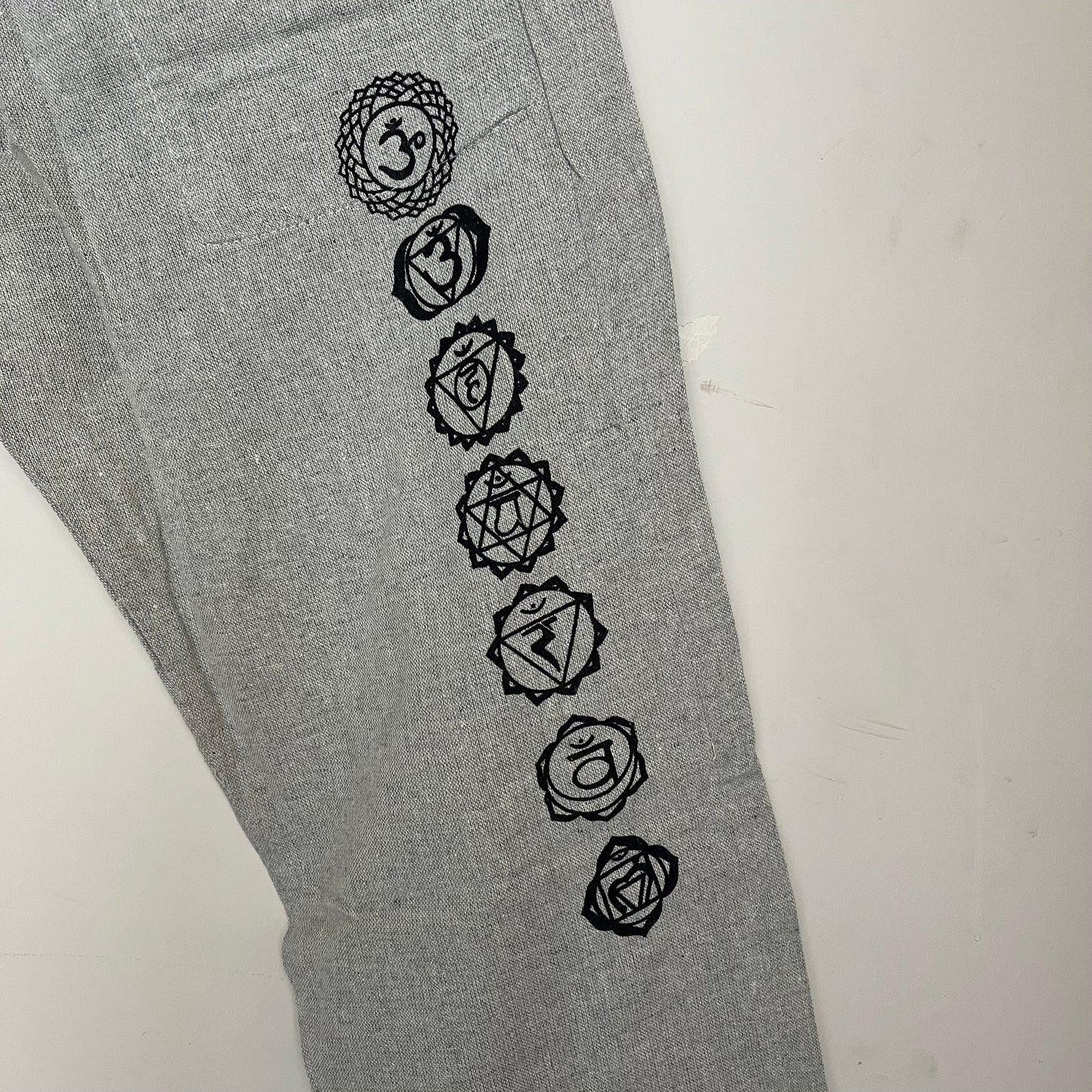 7 Chakra Pants b&w - Grey