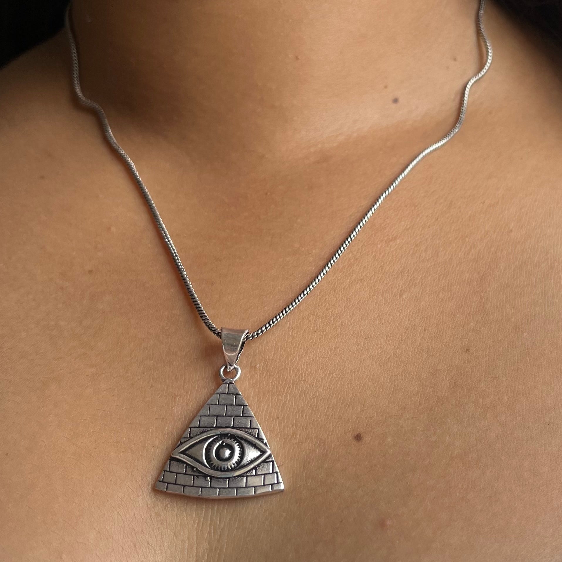 Eclipse illuminati Pendant & Chain