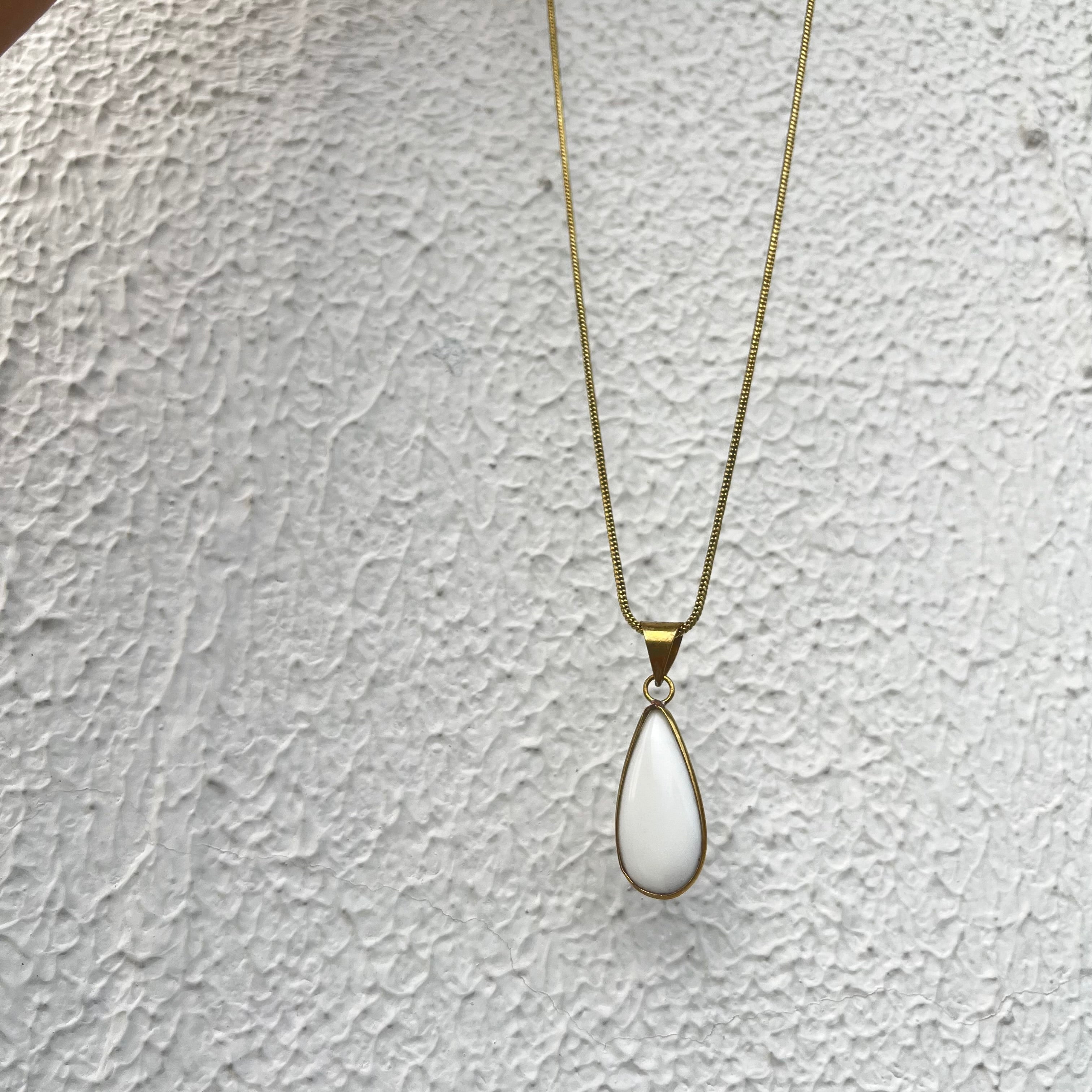 Drop White Pendant & Chain
