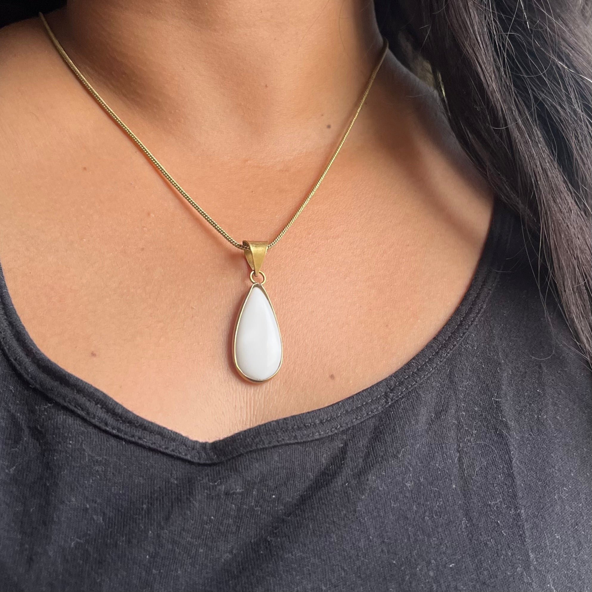Drop White Pendant & Chain