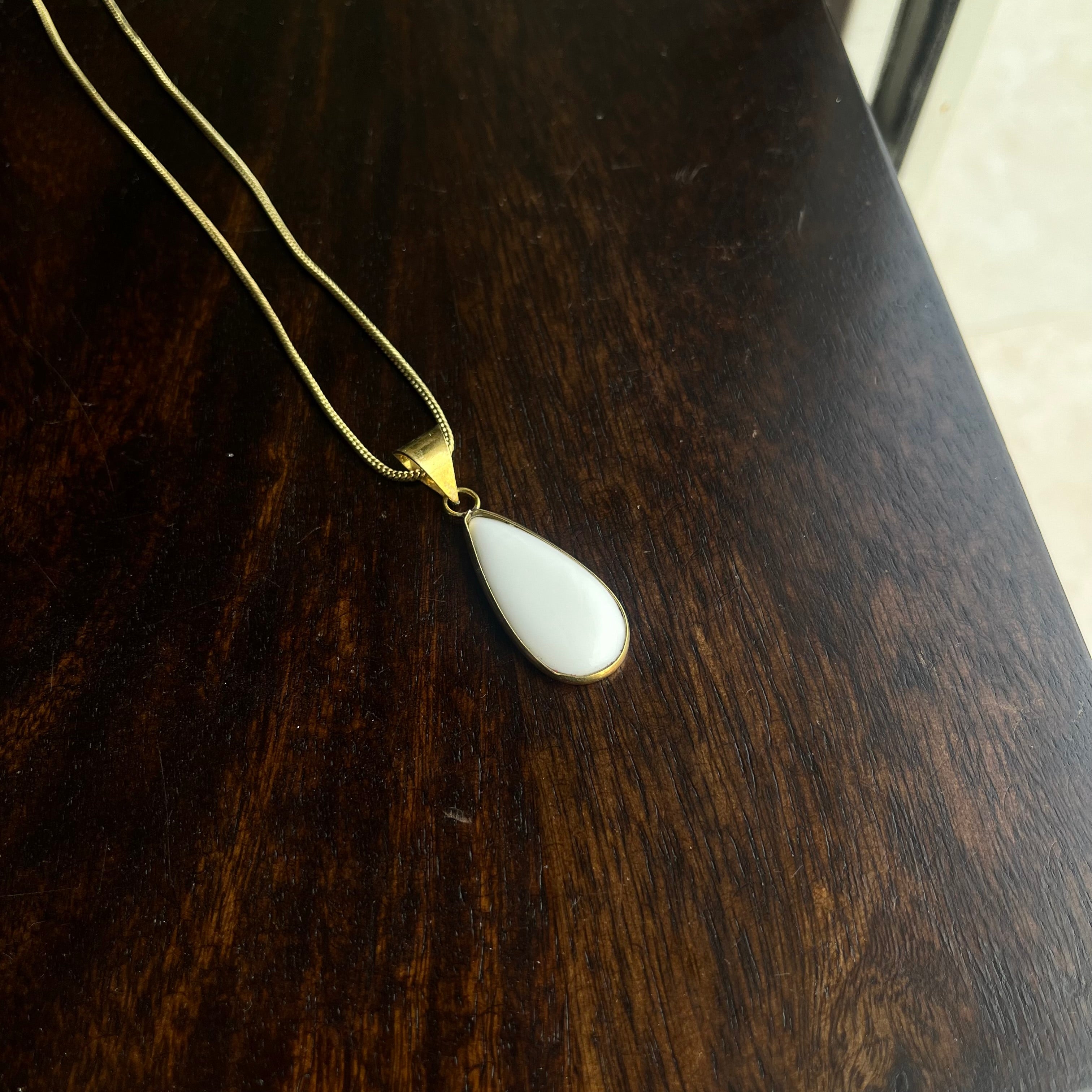 Drop White Pendant & Chain